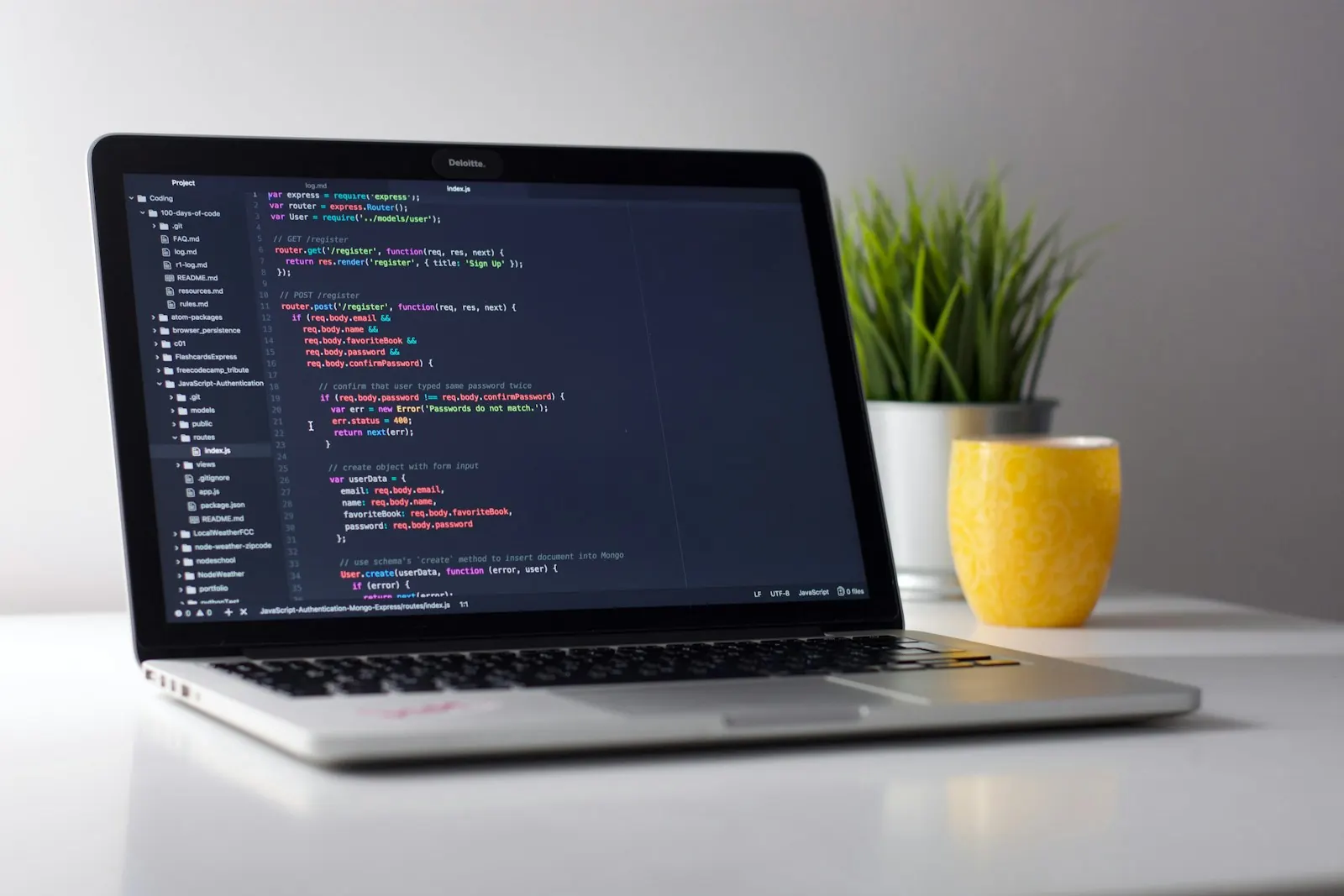 Notebook com código aberto sobre uma mesa de trabalho